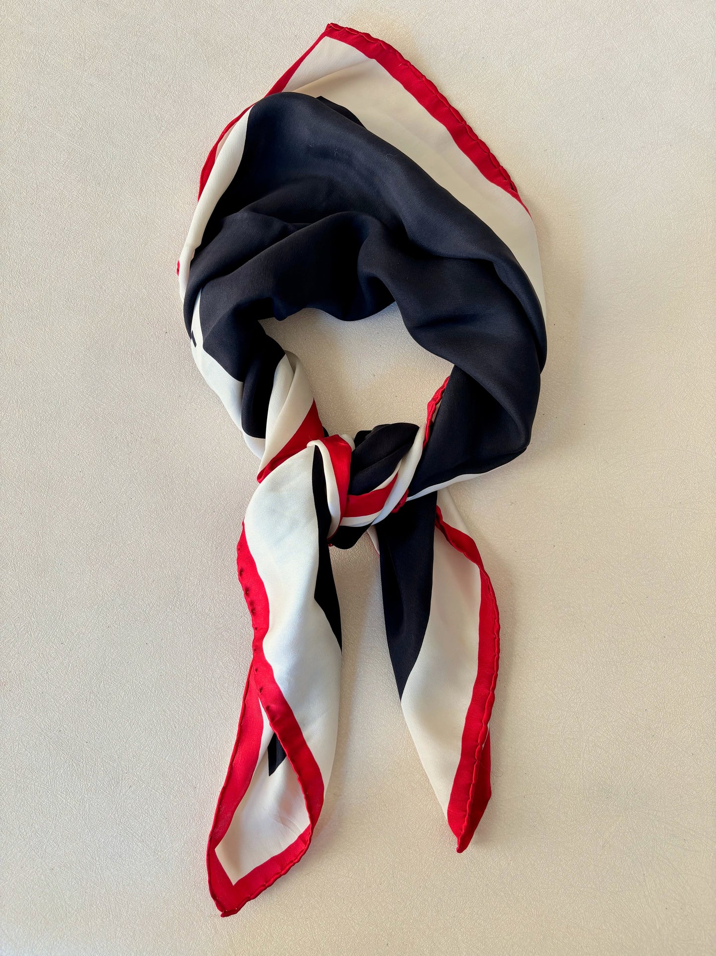 CHANEL Carré en soie