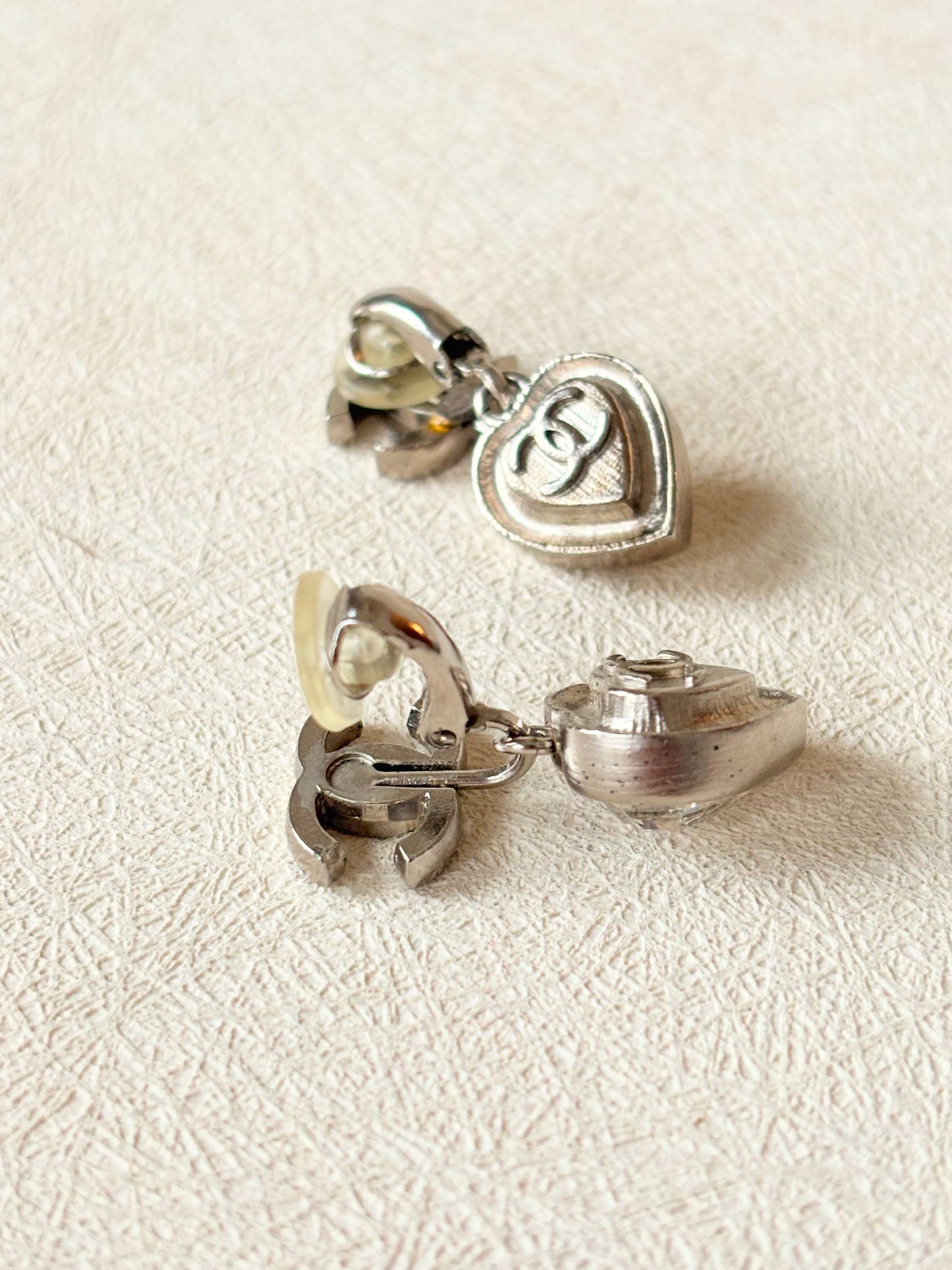 CHANEL Boucles d'oreilles coeurs