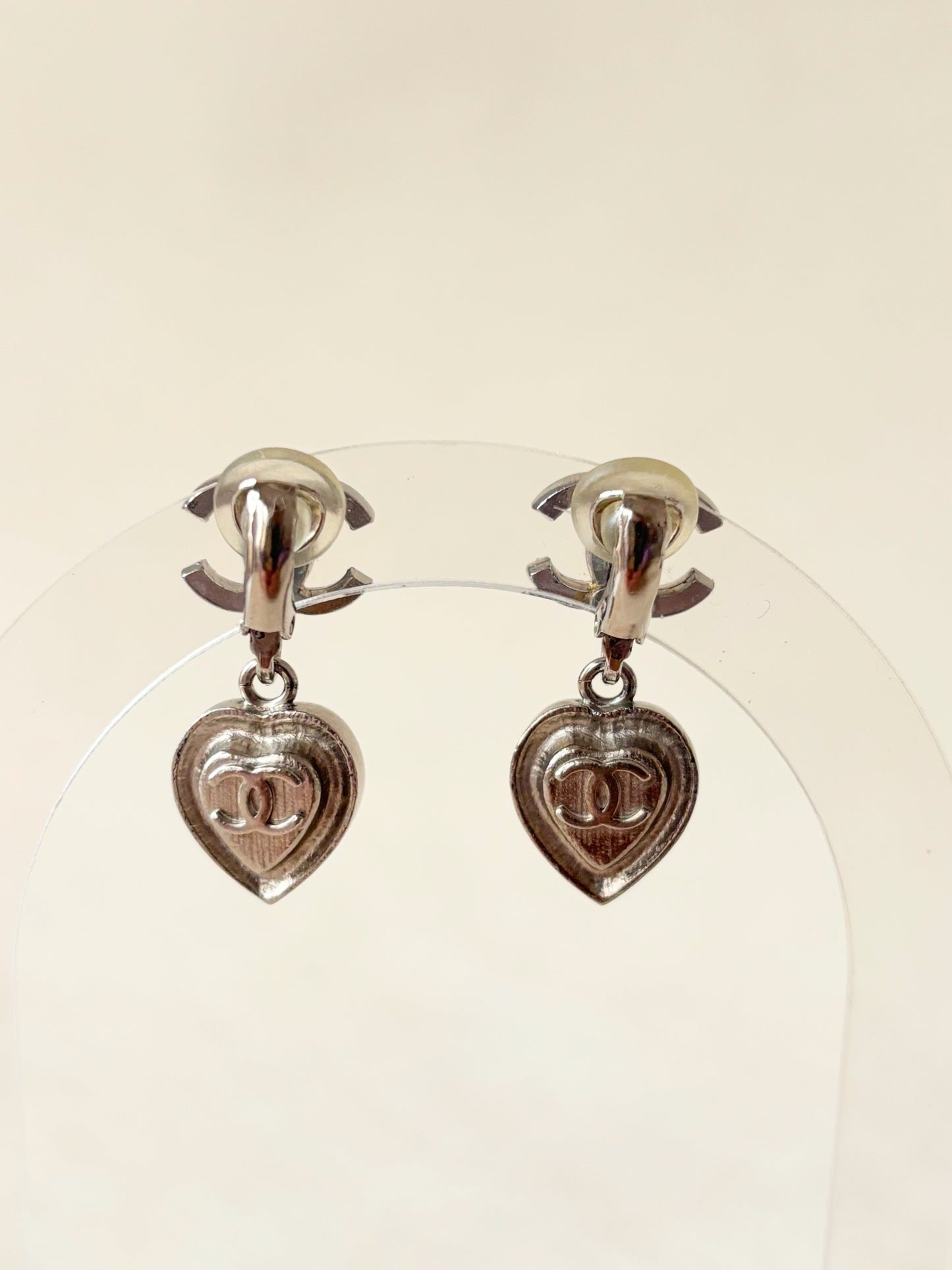 CHANEL Boucles d'oreilles coeurs