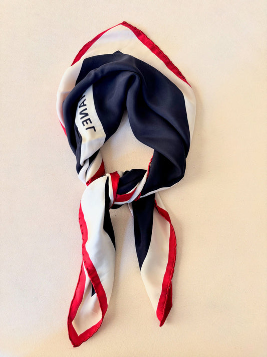 CHANEL Carré en soie