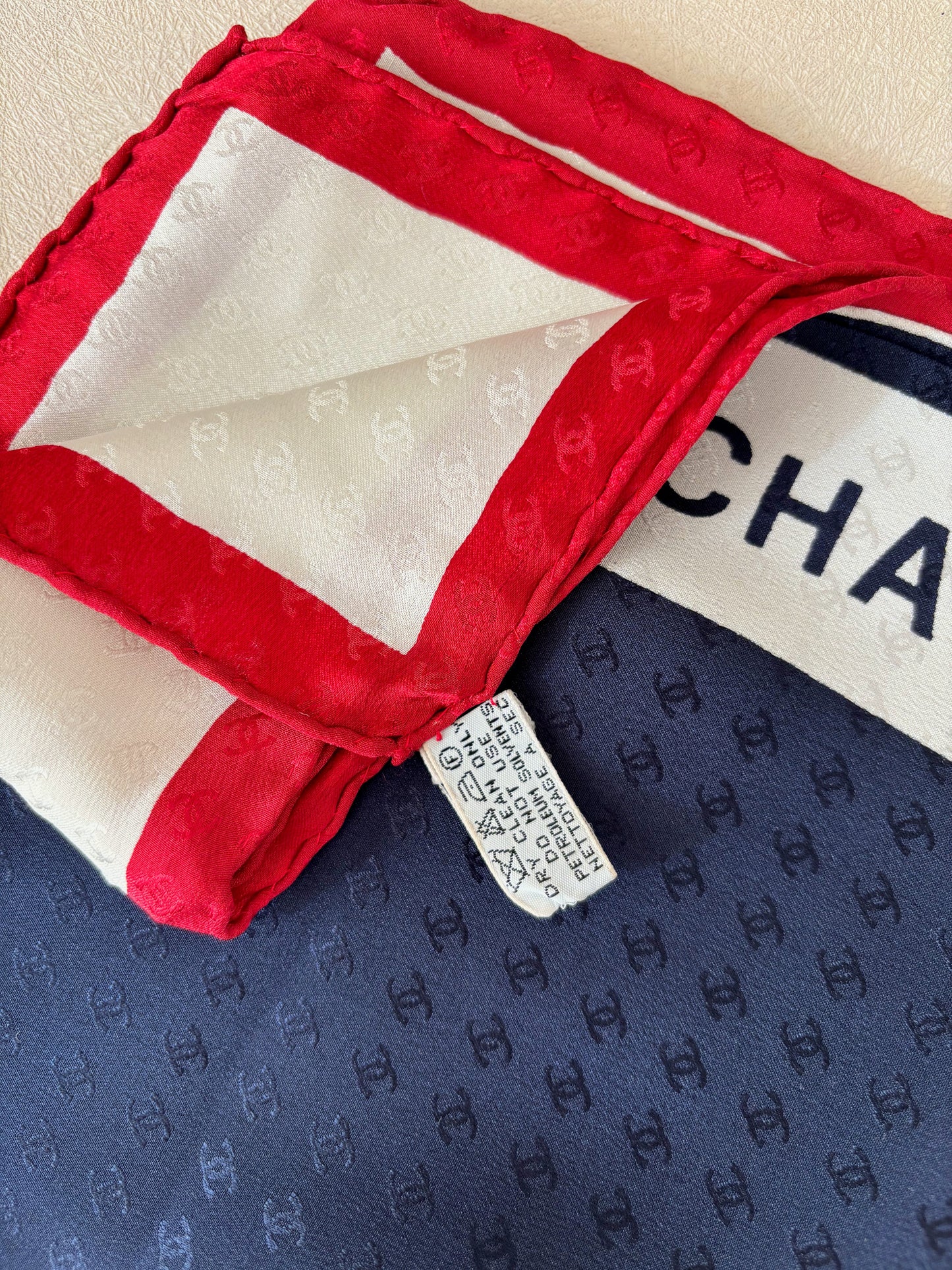 CHANEL Carré en soie