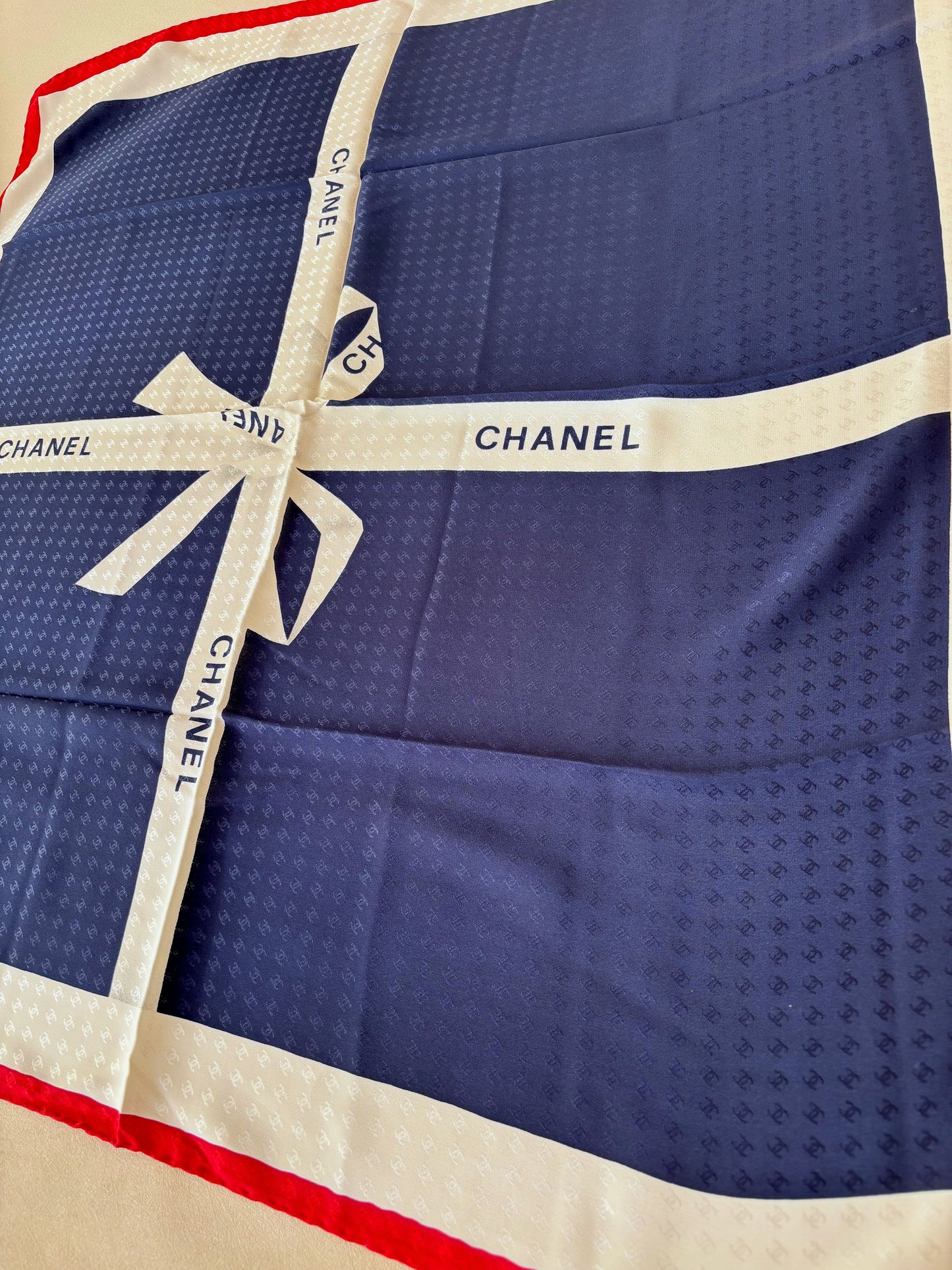 CHANEL Carré en soie