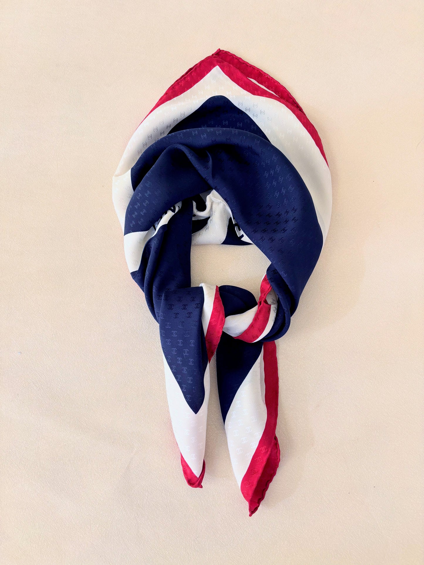 CHANEL Carré en soie