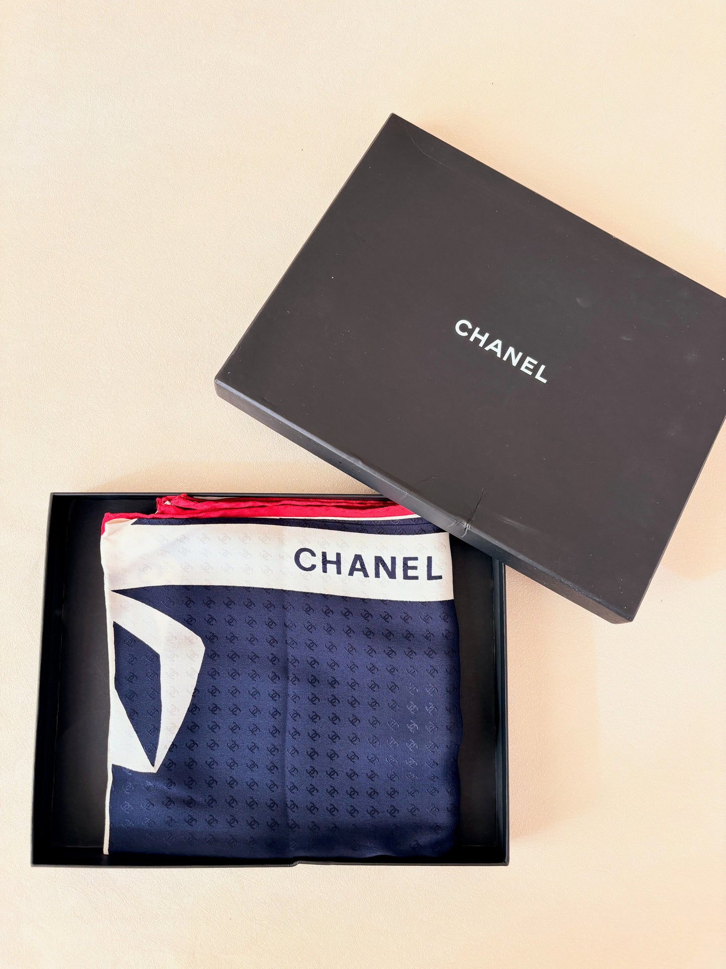 CHANEL Carré en soie