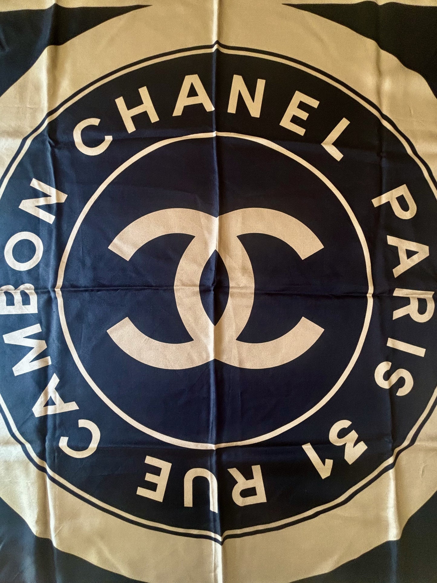 CHANEL Carré en soie