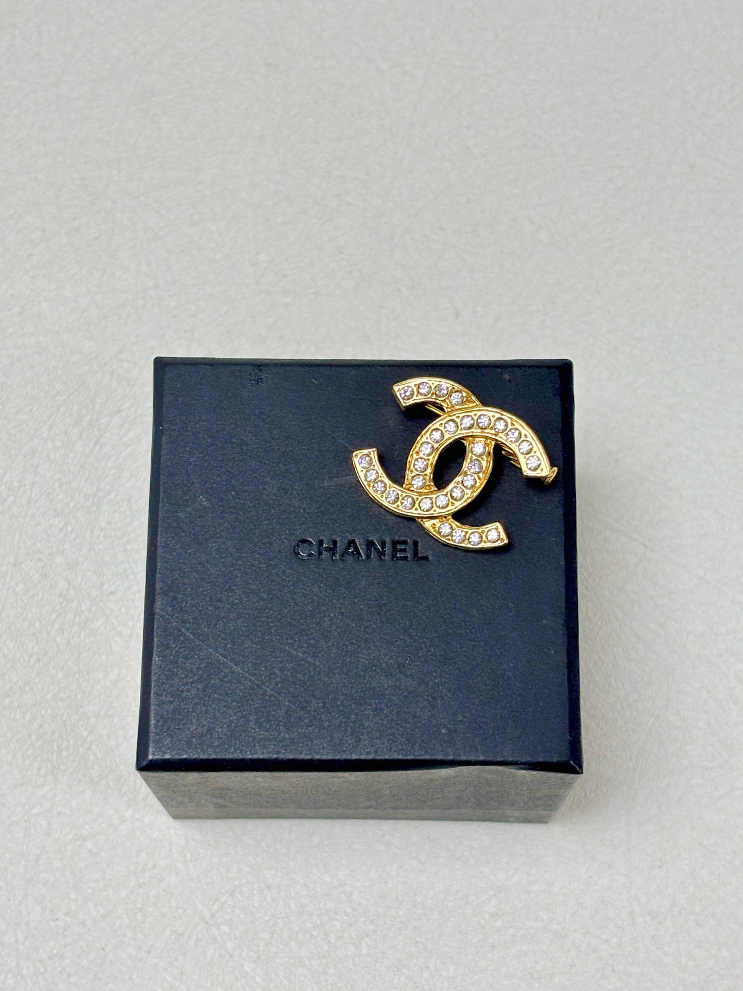 CHANEL Broche CC strass