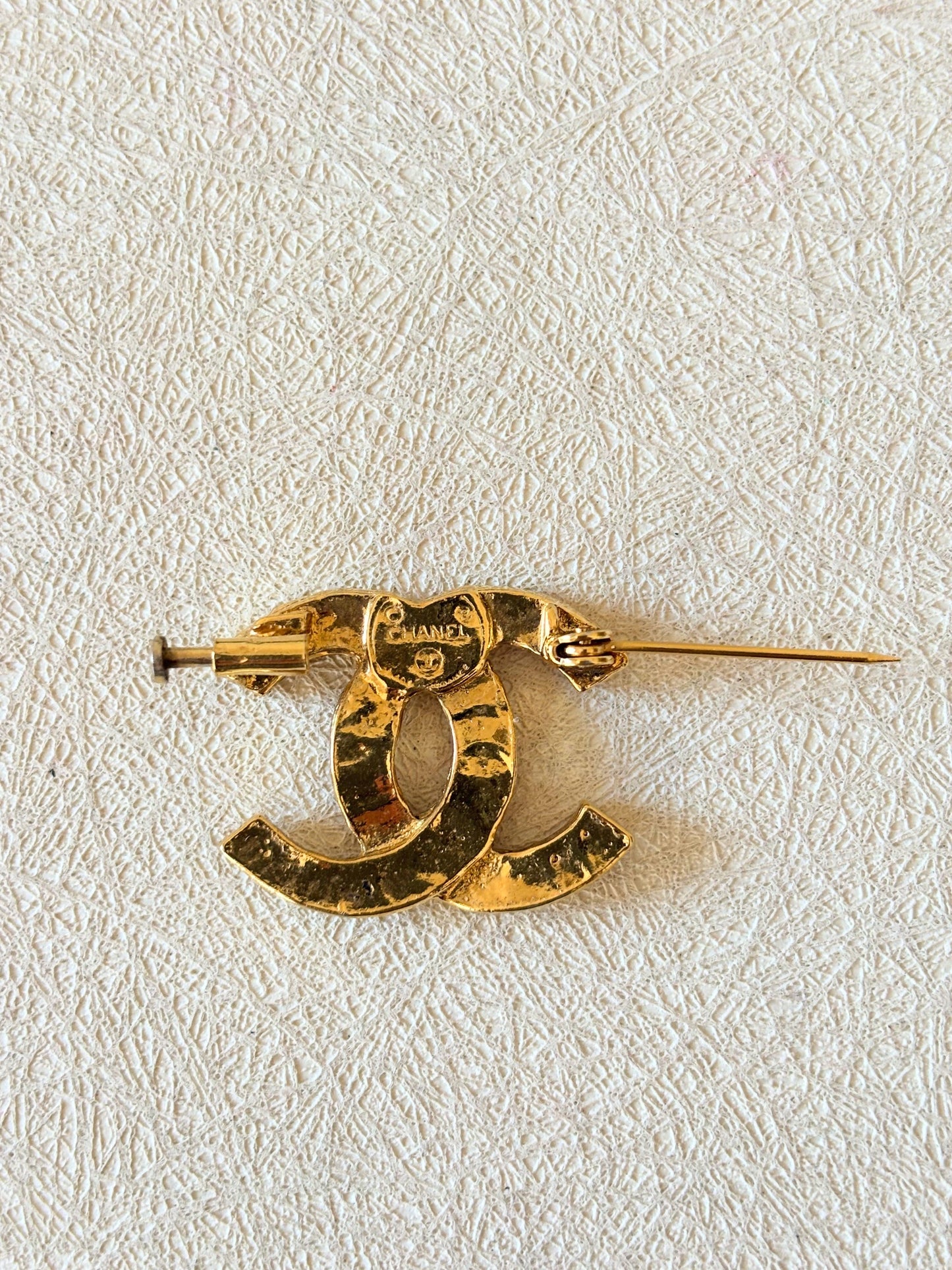 CHANEL Broche CC strass