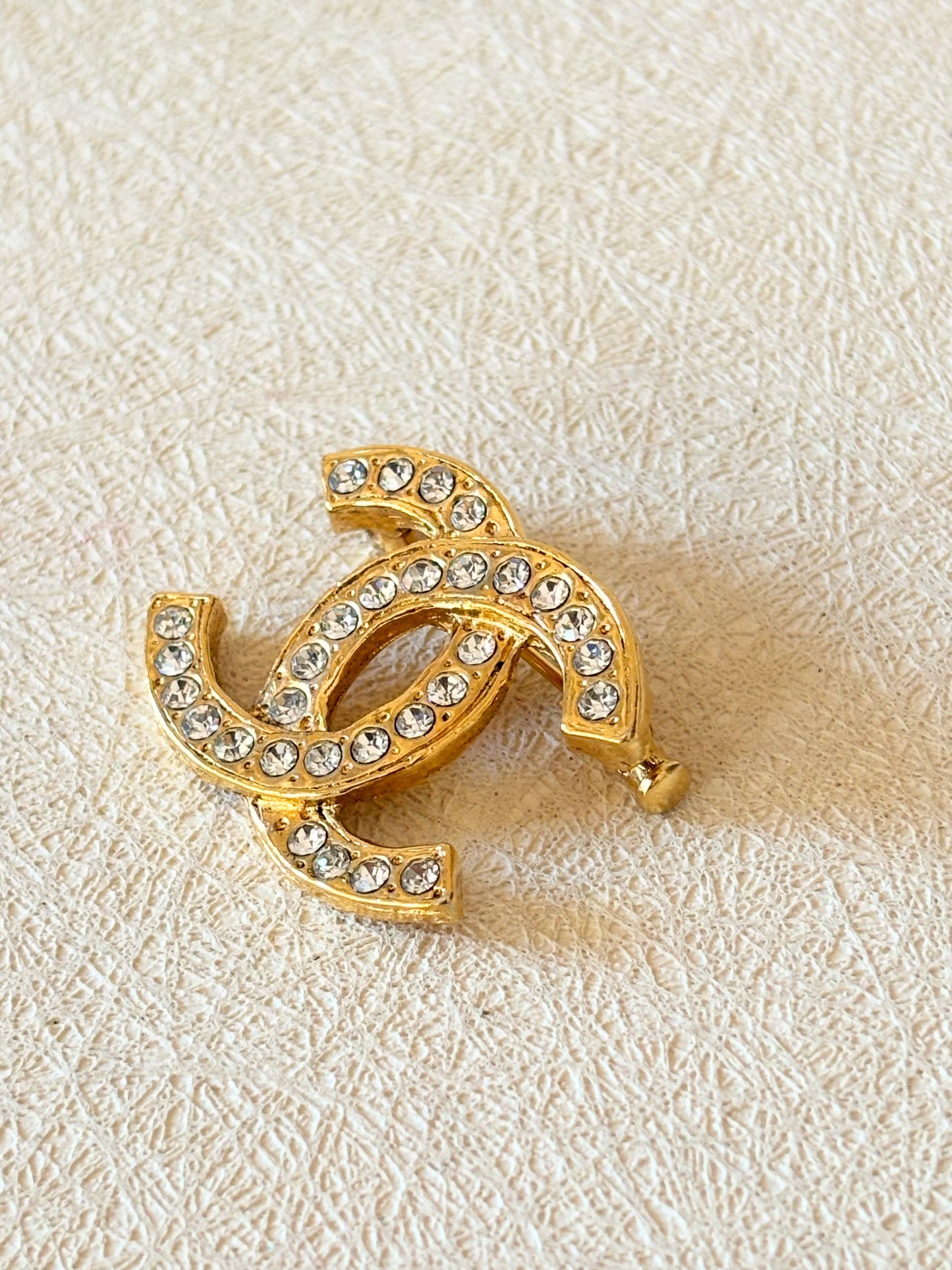 CHANEL Broche CC strass
