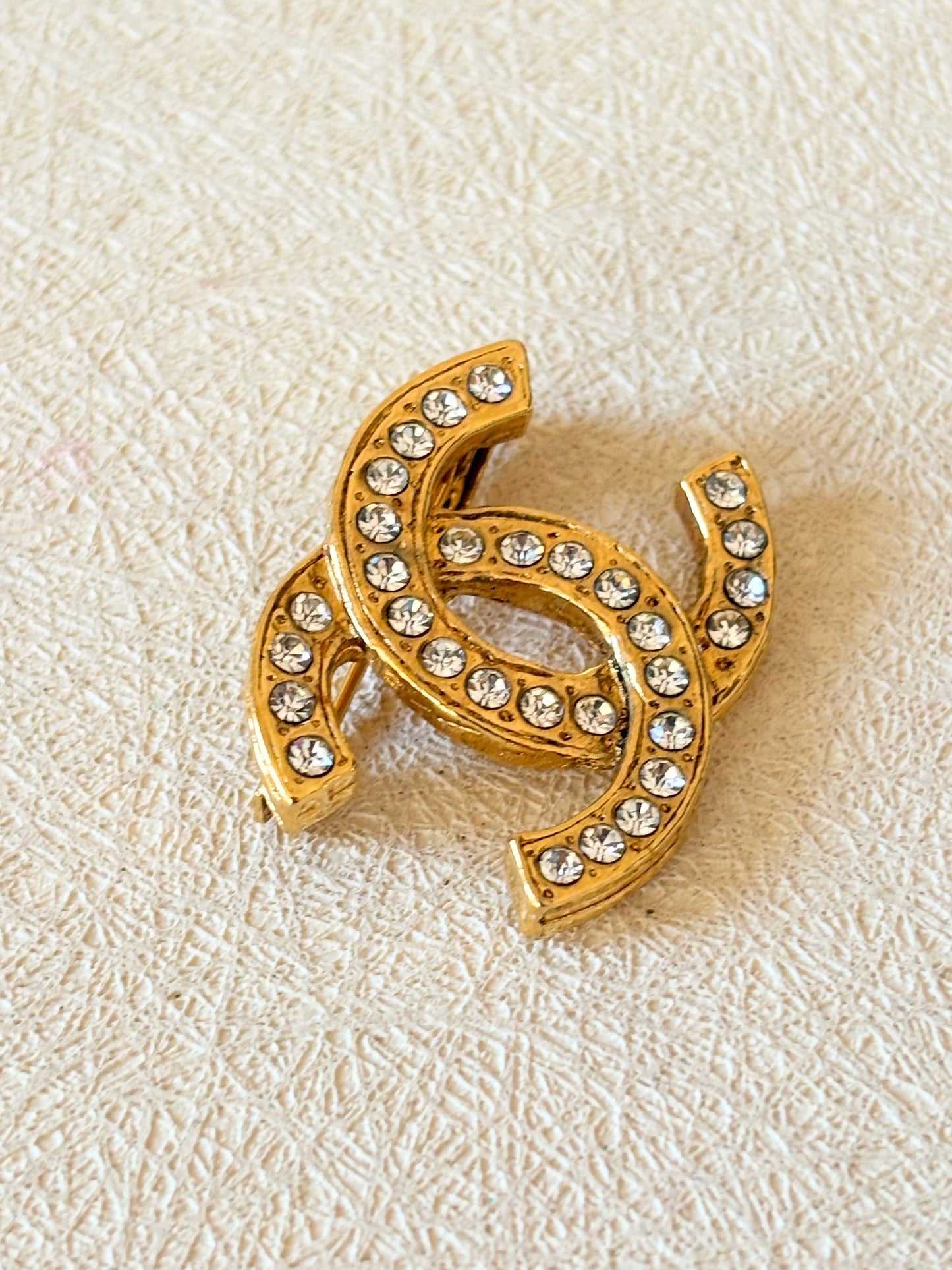 CHANEL Broche CC strass