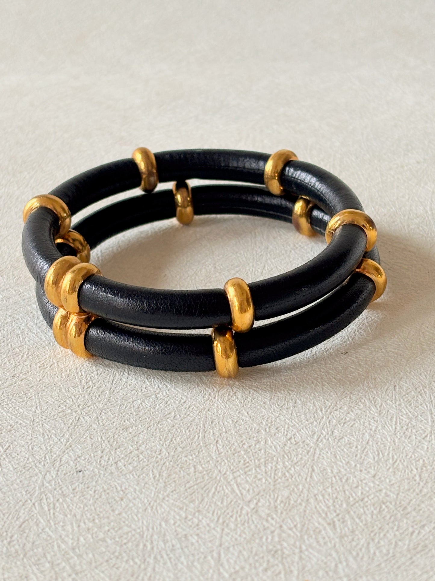 CHANEL Bracelet cuir et métal